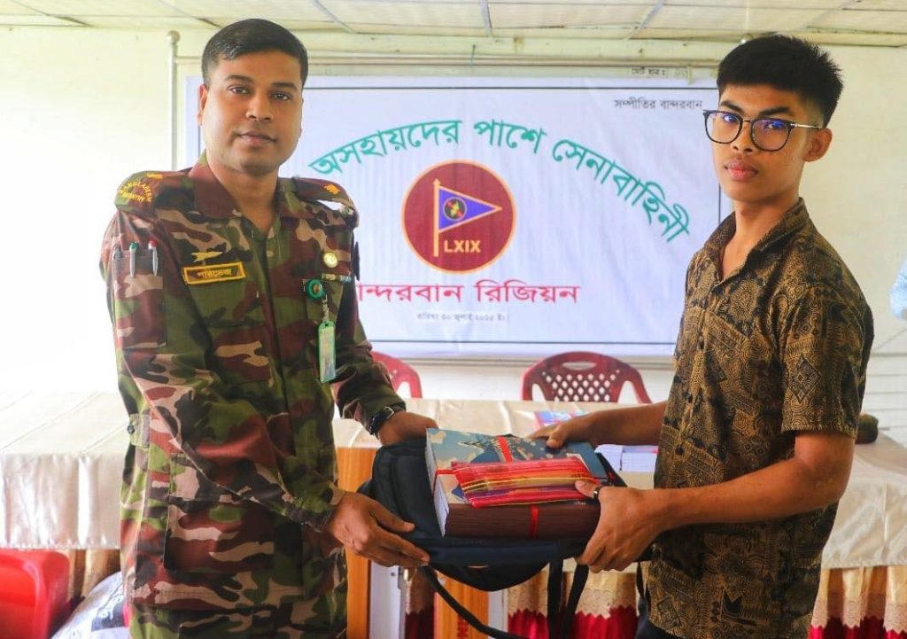 বান্দরবানে অসহায়দের মাঝেমানবিক সহায়তা কার্যক্রম পরিচালনা করল সেনাবাহিনী