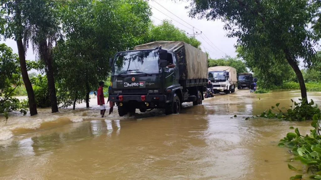 ফের বন্যায় ক্ষতিগ্রস্ত ফেনী, উদ্ধার ও ত্রাণ কার্যক্রমে মাঠে নামল সেনাবাহিনী