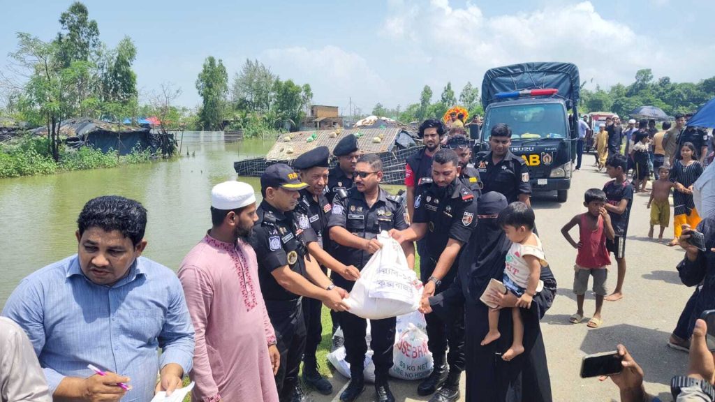 ত্রাণ নিয়ে পানিবন্দি মানুষের পাশে দাঁড়াল র্যাব