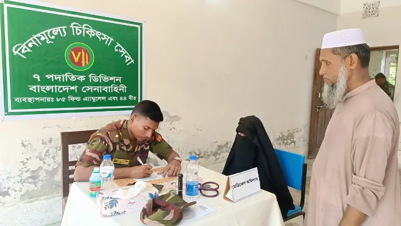 পটুয়াখালীতে সেনাবাহিনীর ফ্রি মেডিক্যাল ক্যাম্প, চিকিৎসা সেবা পেল পাঁচ শতাধিক রোগী