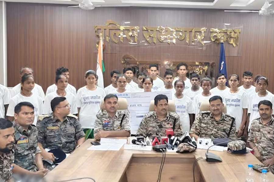 ভারতের ছত্তিশগড়ে মাওবাদী দমন অভিযানে বড় সাফল্য, অস্ত্রসহ ২৩ জন নেতার আত্মসমর্পণ