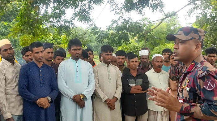 চোরাচালান রোধে নাইক্ষ্যংছড়ি সীমান্তে বিজিবির সচেতনতামূলক প্রচারণা