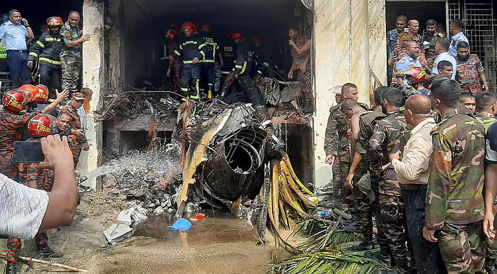 উত্তরায় যুদ্ধবিমান বিধ্বস্ত: উদ্ধার তৎপরতায় বাধা, ১৪ সেনাসদস্য আহত