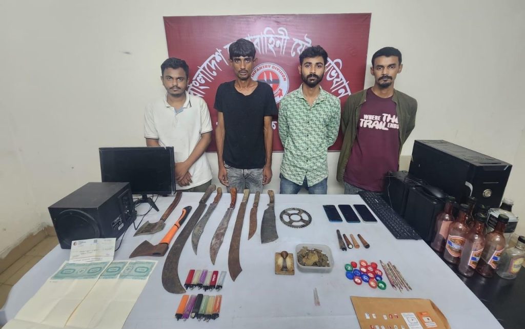 বগুড়ায় সেনাবাহিনীর অভিযানে অপহৃত ৩ ছাত্র উদ্ধার, কিশোর গ্যাংয়ের চার সদস্য আটক