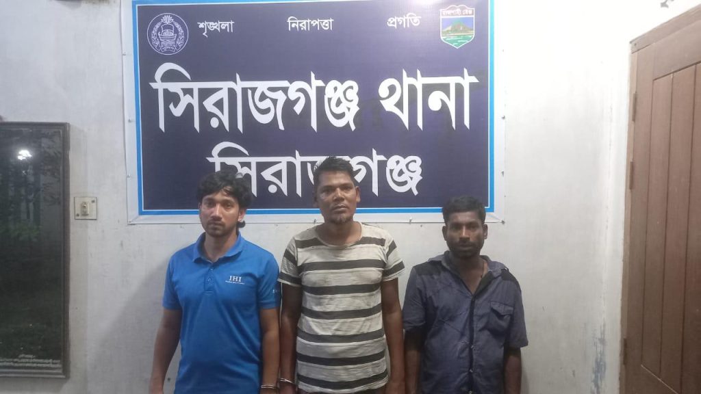 সিরাজগঞ্জে দু’পক্ষের সংঘর্ষে উত্তেজনা: সেনাবাহিনীর হস্তক্ষেপে পরিস্থিতি নিয়ন্ত্রণে, আটক ৩