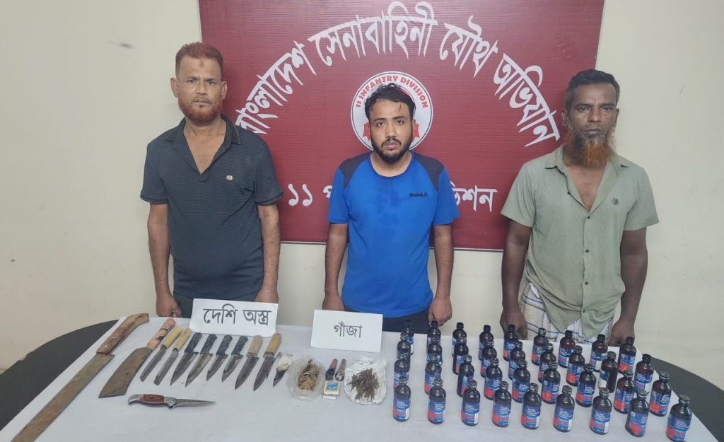 বগুড়ায় সেনাবাহিনীর অভিযানে দেশীয় অস্ত্র ও মাদকসহ শীর্ষ মাদক ব্যবসায়ী আটক