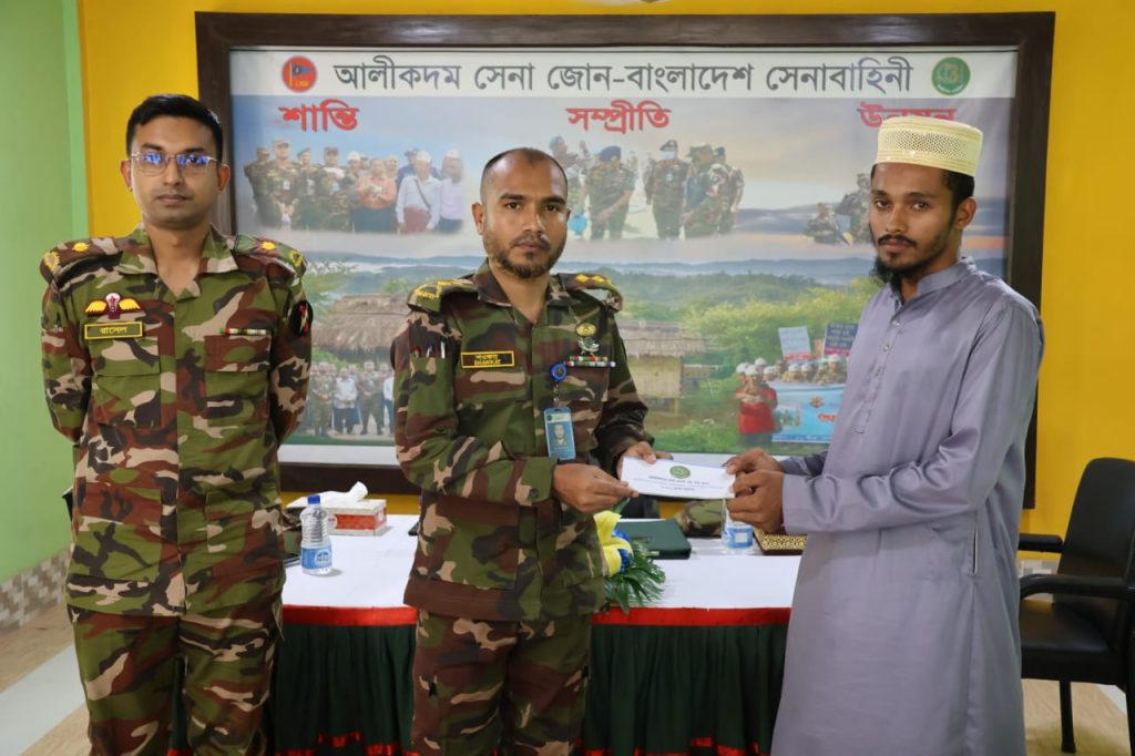 বিভিন্ন ব্যক্তি ও প্রতিষ্ঠানে আর্থিক সহায়তা প্রদান করলো সেনাবাহিনীর আলীকদম জোন