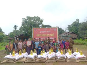 সেনা সহায়তায় নিজভূমে ফিরে আসা ২৫টি বম পরিবারের মাঝে সেনাবাহিনীর মানবিক সহায়তা