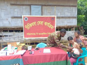 সেনা সহায়তায় নিজভূমে ফিরে আসা ২৫টি বম পরিবারের মাঝে সেনাবাহিনীর মানবিক সহায়তা