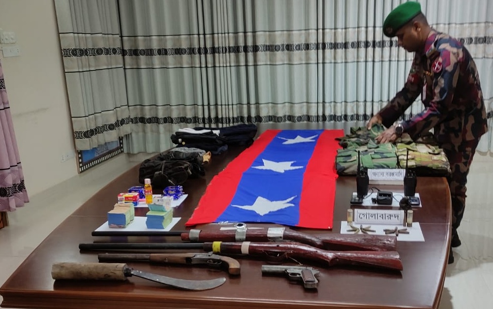 খাগড়াছড়িতে ইউপিডিএফের গোপন আস্তানায় বিজিবির অভিযান, বিপুল অস্ত্র-সরঞ্জাম উদ্ধার