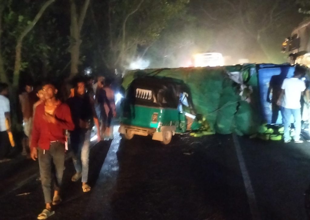 সিরাজগঞ্জে ট্রাক উল্টে সিএনজিকে চাপা, সেনাবাহিনীর দ্রুত অভিযানে ৭ জন আহত উদ্ধার