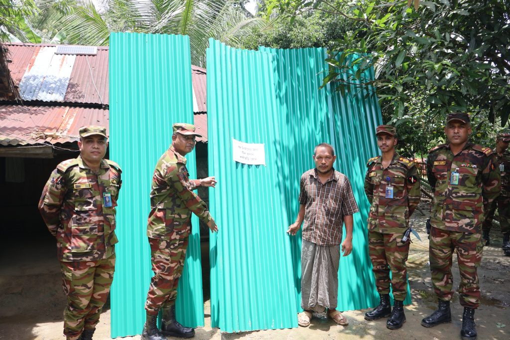 লক্ষ্মীছড়িতে সেনাবাহিনীর পাহাড়ি-বাঙালি পরিবারের মাঝে সেনাবাহিনীর মানবিক সহায়তা