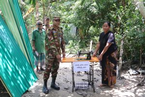 লক্ষ্মীছড়িতে সেনাবাহিনীর পাহাড়ি-বাঙালি পরিবারের মাঝে সেনাবাহিনীর মানবিক সহায়তা