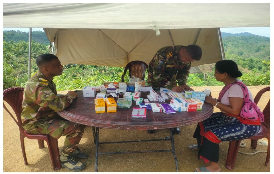 মহালছড়িতে সেনাবাহিনীর বিনামূল্যে চিকিৎসা ক্যাম্প: সেবা পেলেন পাহাড়ি-বাঙালি ৪২ জন