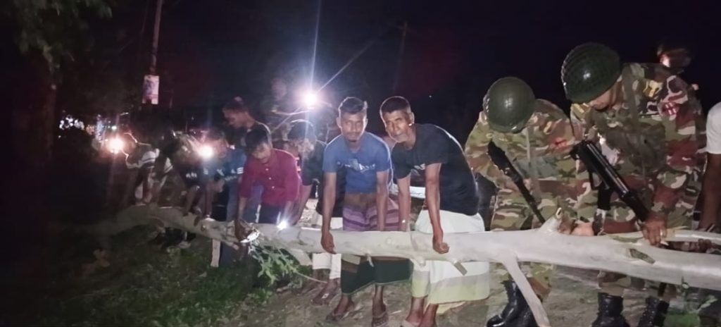 গাছ ও বৈদ্যুতিক খুঁটি ভেঙে সড়ক বন্ধ, সেনাবাহিনীর দ্রুত অভিযানে স্বাভাবিক হয় পরিস্থিতি