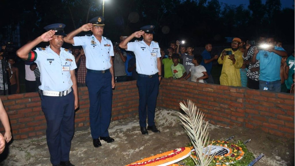 শিক্ষিকা মাহেরীন চৌধুরীর কবরে বিমান বাহিনীর শ্রদ্ধা