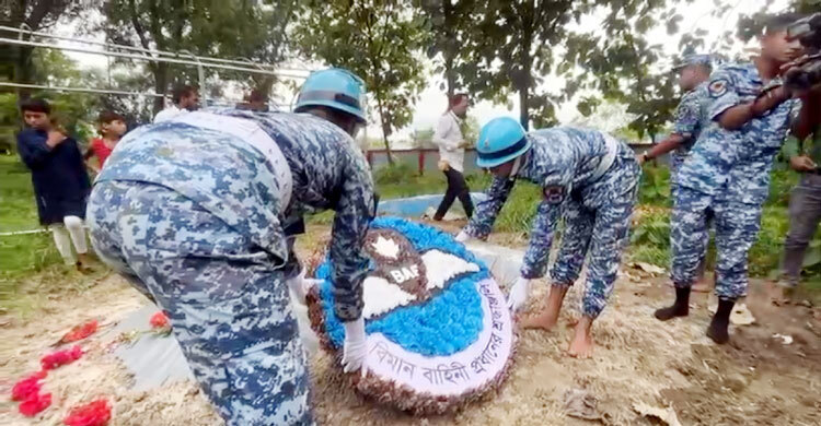 মাইলস্টোন ট্র্যাজেডি: নিহত শিক্ষিকা মাসুকার কবরে বিমান বাহিনীর ‘গার্ড অব অনার’