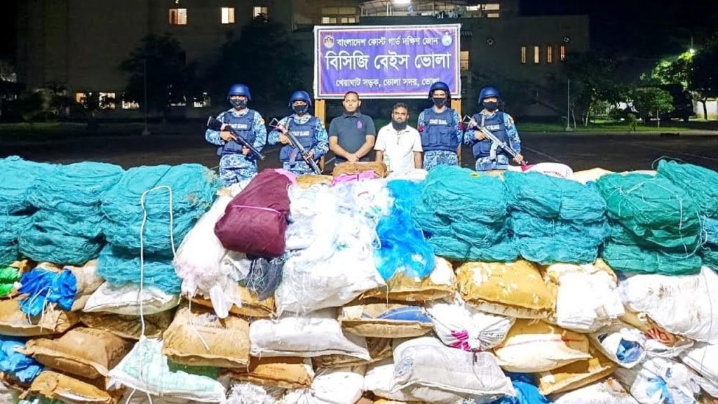 ভোলায় সাড়ে ১৪ কোটি টাকার অবৈধ জাল ও পলিথিন জব্দ করল কোস্ট গার্ড