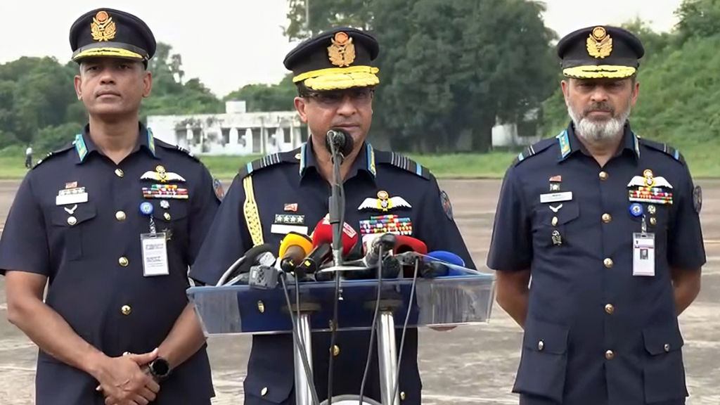 পাইলট খালি মাঠে বিমানটি নামানোর চেষ্টা করেছিলেন, কিন্তু সফল হননি: বিমানবাহিনীর প্রধান