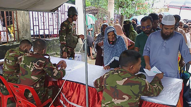 ভৈরবে সেনাবাহিনী ও পৌরসভার যৌথ উদ্যোগে গরীব ও দুস্থ রোগীদের জন্য বিনামূল্যে মেডিকেল ক্যাম্পেইন