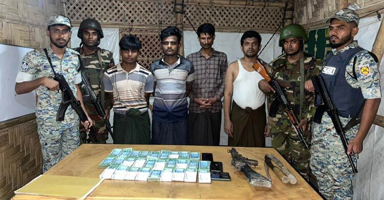 কক্সবাজারের উখিয়ায় বিদেশি অস্ত্রসহ ৪ রোহিঙ্গা আটক