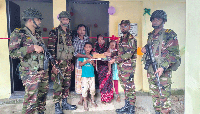 সেনাবাহিনীর মানবিক উদ্যোগে হাসি ফিরেছে নদীভাঙনে গৃহহীন দুই পরিবারে