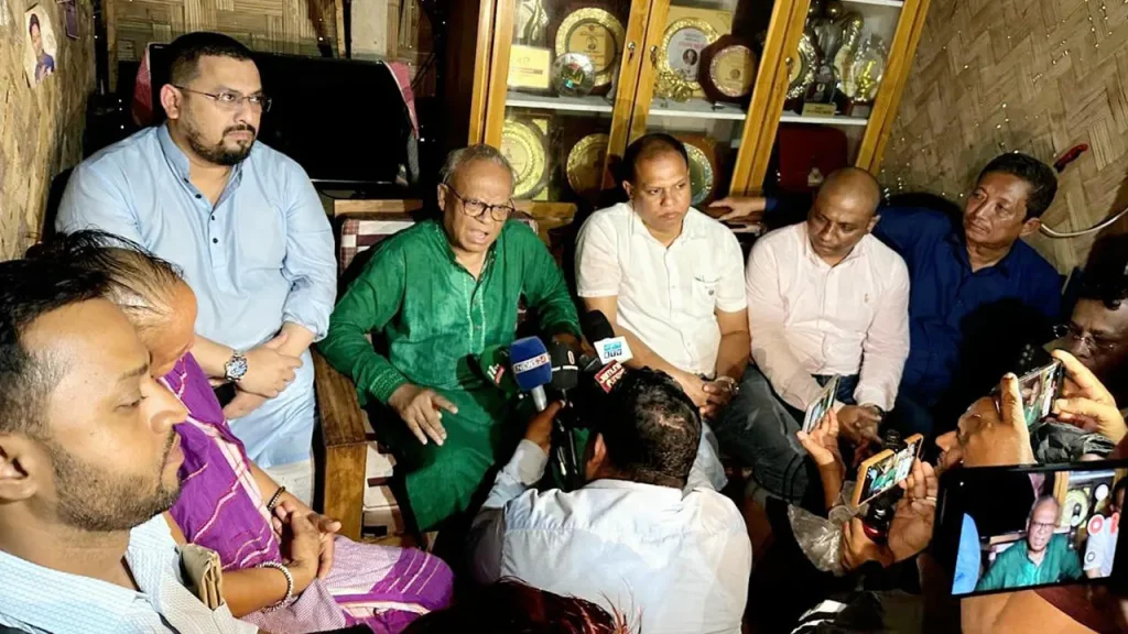 ফুটবলার ঋতুপর্ণার ক্যানসার আক্রান্ত মা’কে বিএনপির অর্থ সহায়তা