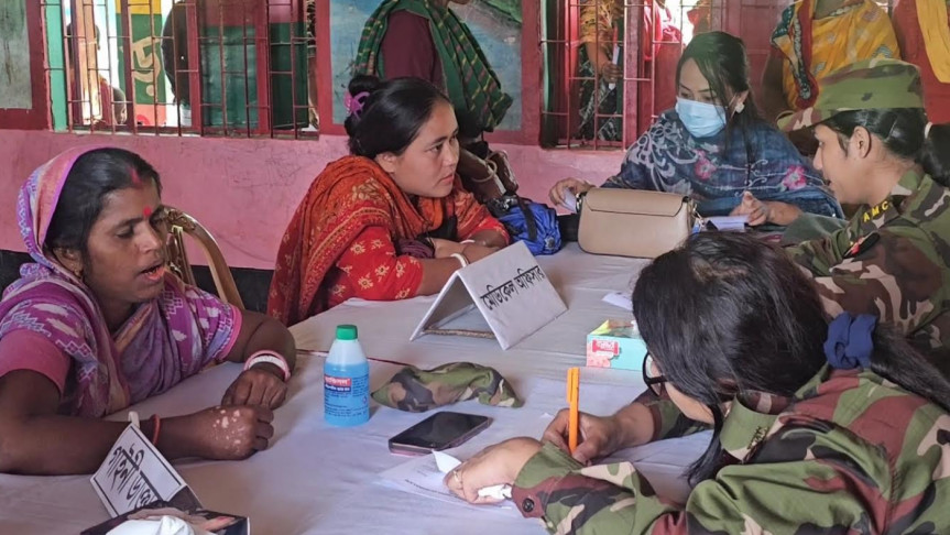 দীঘিনালায় সেনাবাহিনীর মেডিকেল ক্যাম্প: শতাধিক মানুষের বিনামূল্যে চিকিৎসাসেবা