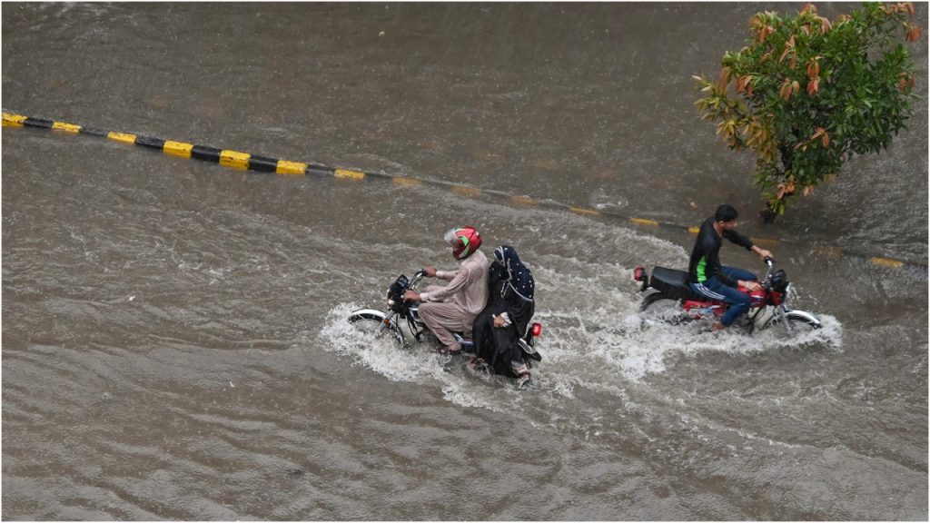 পাকিস্তানে ভারী বৃষ্টিপাত ও আকস্মিক বন্যায় নিহত অন্তত ১১১