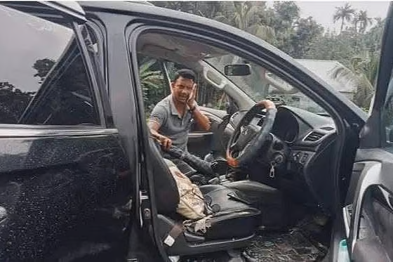 পুলিশের গাড়িতে আগুন দেওয়ার পর ইউএনওর গাড়িতে হামলা