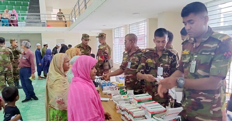 রংপুরে সেনাবাহিনীর সহস্রাধিক নারী-পুরুষ ও শিশুকে ফ্রি মেডিকেল ক্যাম্প