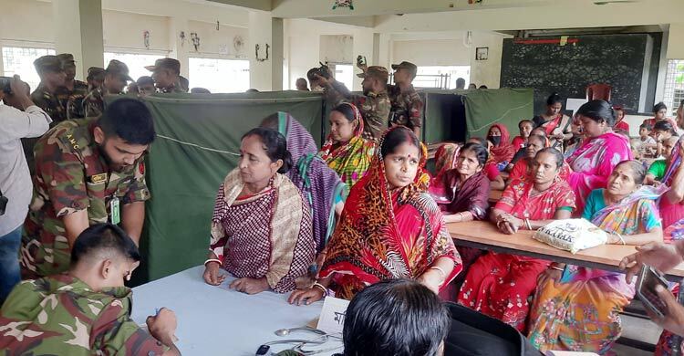 যশোরে সেনাবাহিনীর মেডিকেল ক্যাম্পেইনে চিকিৎসা পেলেন দেড় হাজার রোগী