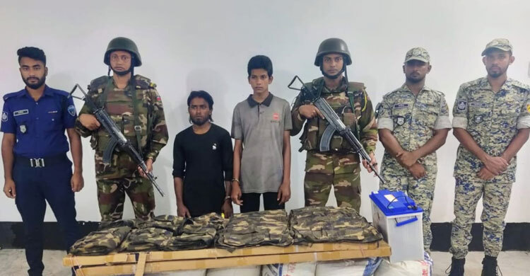 টেকনাফে যৌথ অভিযানে সামরিক পোশাকসহ রোহিঙ্গা ডাকাত দলের দুই সদস্য আটক