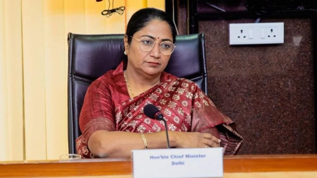 দিল্লির মুখ্যমন্ত্রীকে চুলের মুঠি ধরে মারধর, যুবকের বিরুদ্ধে মামলা