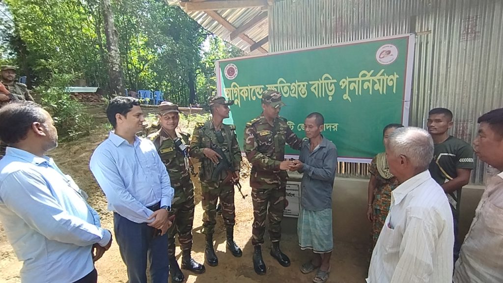 রাঙামাটিতে আগুনে ক্ষতিগ্রস্ত ক্যাথোয়াইচিং মারমাকে মাথা গোঁজার ঠাই করে দিল সেনাবাহিনী
