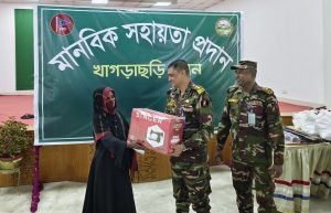 খাগড়াছড়িতে ১৪ পরিবারকে নগদ অর্থ ও ৫০ পরিবারকে খাদ্যসামগ্রী দিল সেনাবাহিনী
