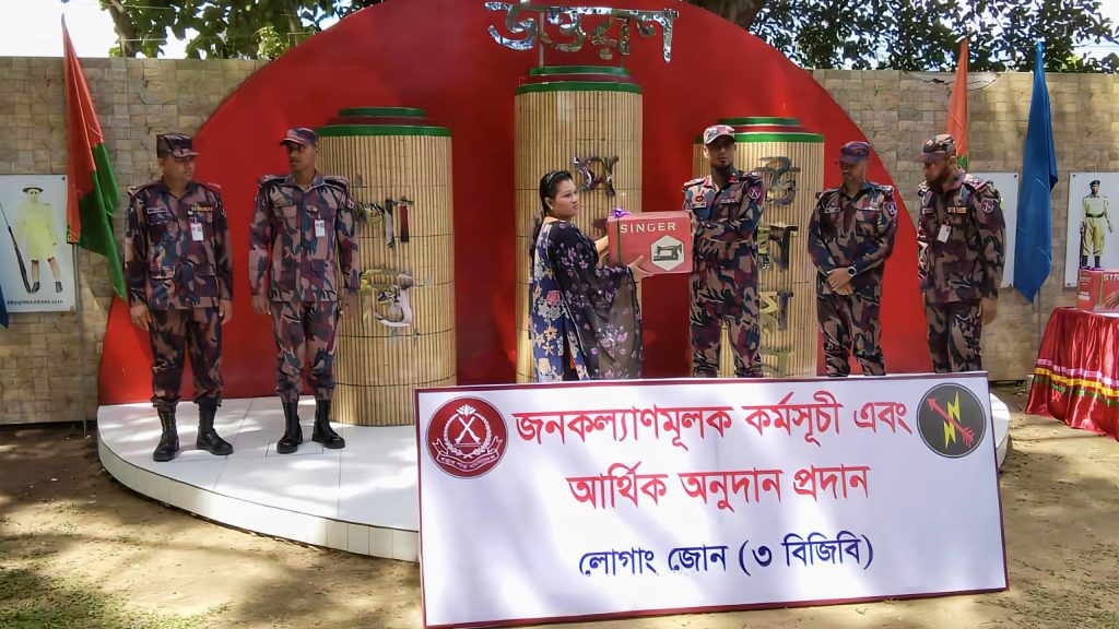 পানছড়িতে মানবিক সহায়তা নিয়ে অসহায় পরিবারের পাশে বিজিবি