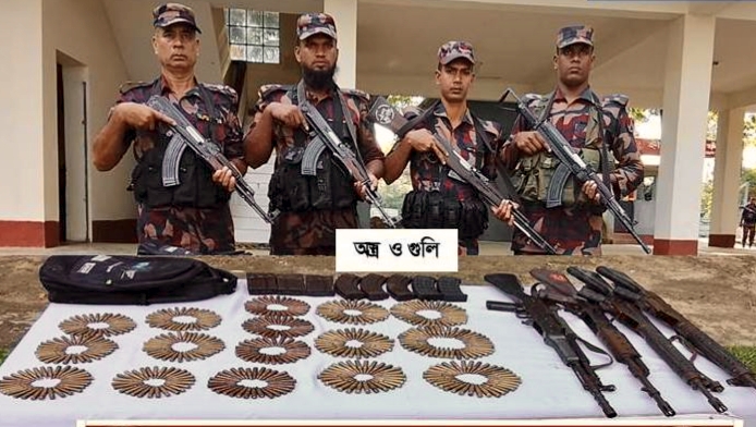 টেকনাফে অভিযান চালিয়ে বিপুল অস্ত্র ও গোলাবারুদ জব্দ করলো বিজিবি