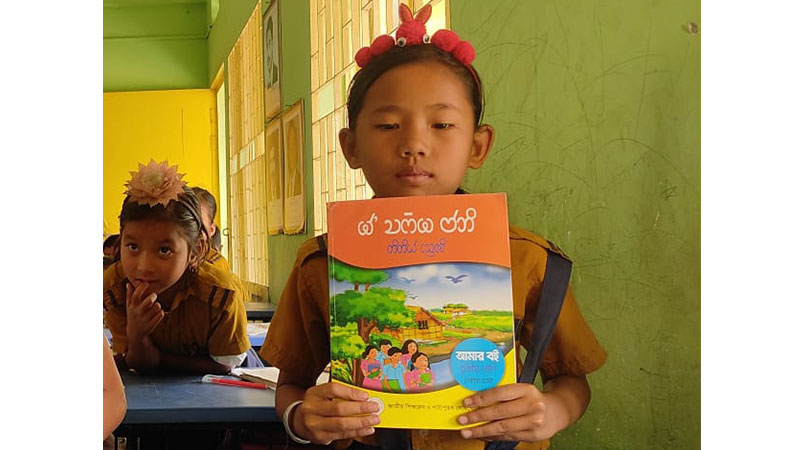 ক্ষুদ্র নৃগোষ্ঠী শিক্ষার্থীদের পাঁচ ভাষার বইয়ে বাংলা অনুবাদ যোগ হচ্ছে