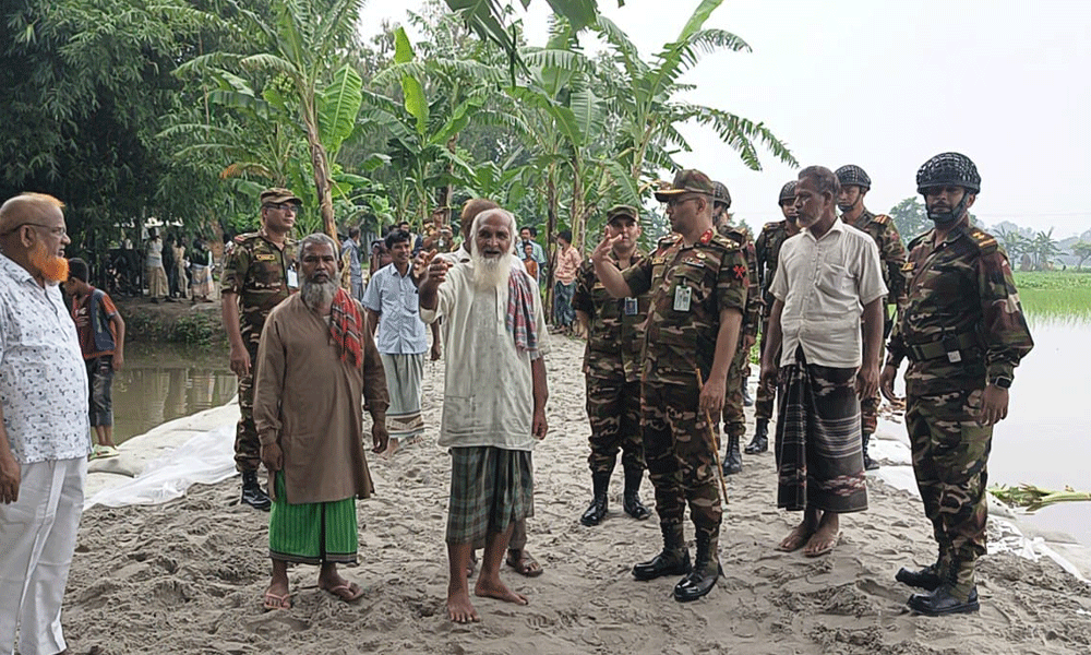 তিস্তার ভাঙনে ক্ষতিগ্রস্ত হাতীবান্ধার রাস্তা মেরামত করছে সেনাবাহিনী
