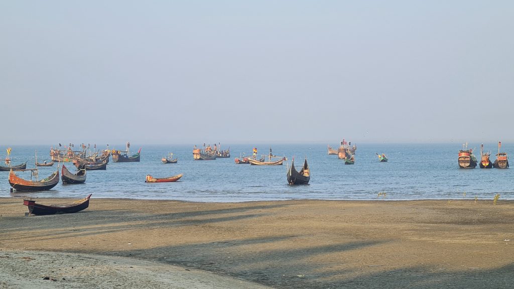নাফ নদীতে বেপরোয়া আরাকান আর্মির তাণ্ডবে দিশেহারা বাংলাদেশি জেলেরা