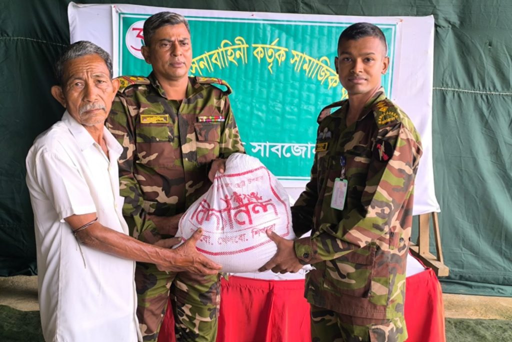 পানছড়িতে সেনাবাহিনীর মানবিক উদ্যোগ: পাহাড়ি-বাঙালি অসহায়দের মাঝে ত্রাণ বিতরণ