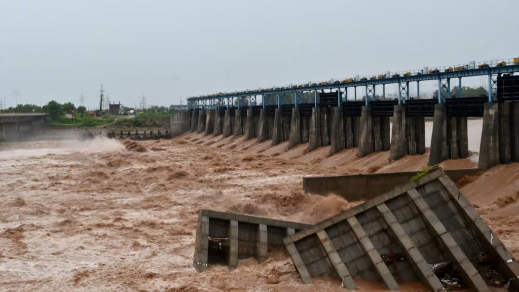 ভারতের ছাড়া পানিতে বন্যা, বাঁধ উড়িয়ে দিলো পাকিস্তান!