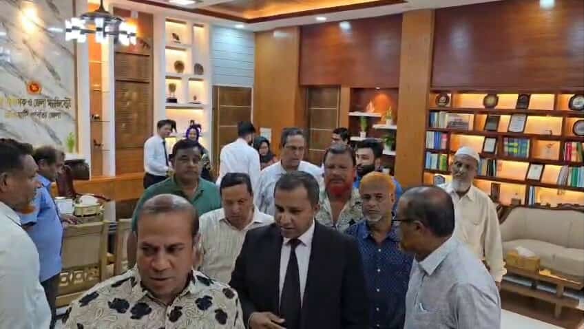 বাজার ফান্ডের ঋণ কার্যক্রম চালুর দাবিতে রাঙামাটিতে জেলা প্রশাসকের সঙ্গে কমিটির সাক্ষাৎ