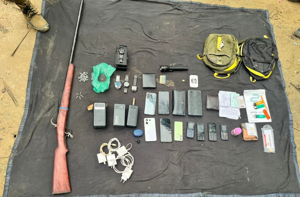 থানচিতে সেনা অভিযানে অস্ত্রসহ জনসংহতি সমিতির কালেক্টরসহ তিনজন আটক