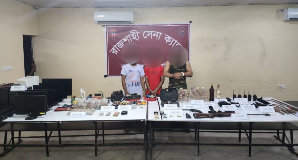 রাজশাহীতে সেনা অভিযানে বিপুল অস্ত্র ও বিস্ফোরক উদ্ধার, আটক ৩