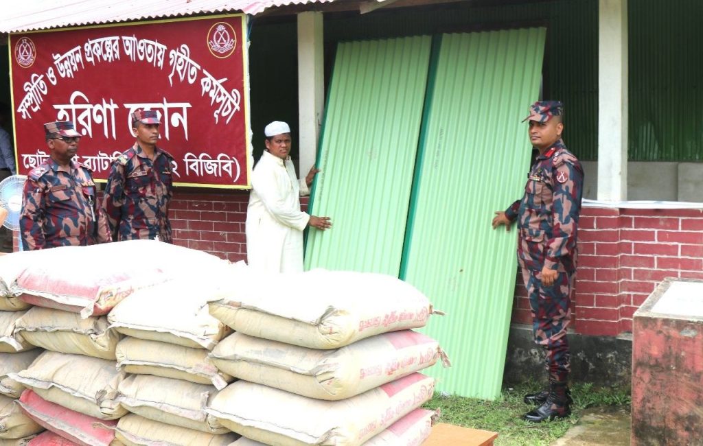 রাঙামাটির ভূষণছড়ায় বিভিন্ন ব্যক্তি ও প্রতিষ্ঠানে বিজিবির মানবিক সহায়তা