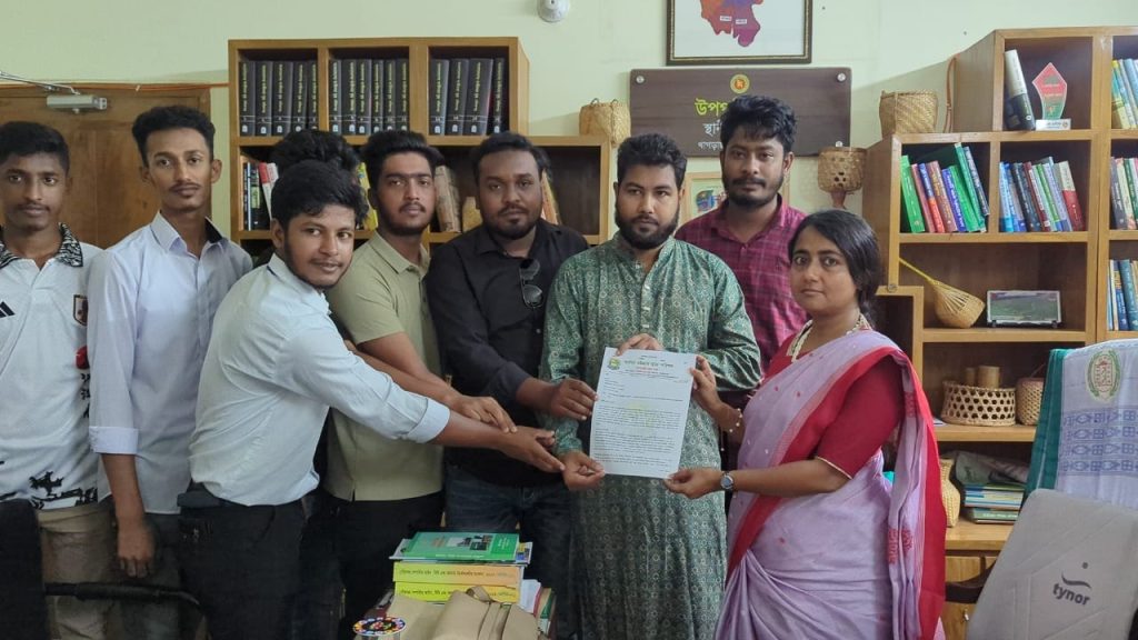 খাগড়াছড়িতে বাজার ফান্ড জমি বন্ধক রেখে ঋণ চালুর দাবিতে পিসিসিপির স্মারকলিপি