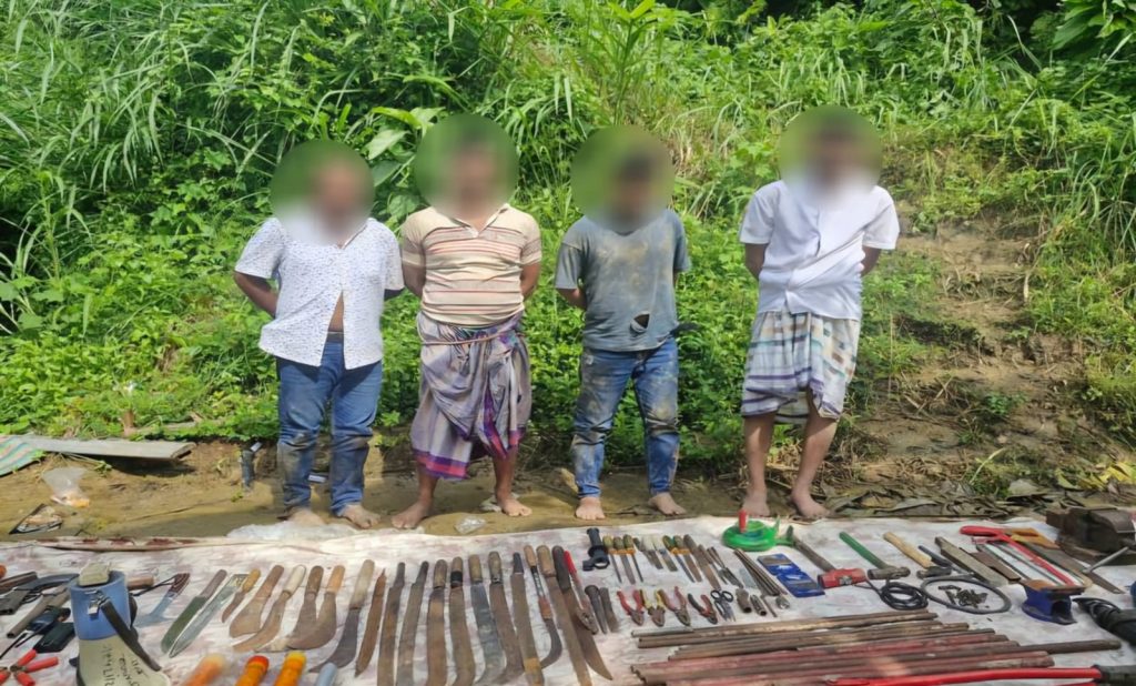 সীতাকুন্ডে অস্ত্রের কারখানায় সেনা অভিযান, অস্ত্র ও গোলাবারুদসহ আটক ৪