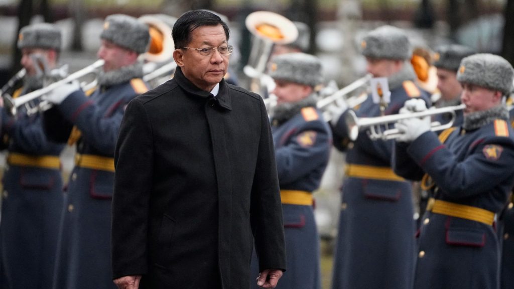 মিয়ানমারে ভোটারদের উৎসাহিত করতে মাঠে নামলেন সেনাপ্রধান নিজেই!